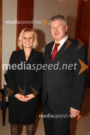 Dr. Olga Dečman Dobrnjič, Fakulteta za organizacijske vede Univerze v Mariboru ter prof. dr. Marko Ferjan, dekan Fakultete za organizacijske vede Univerze v MariboruUniverza v Mariboru, Promocija doktorjev znanosti