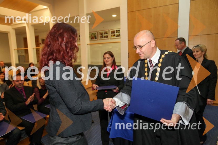 Dr. Katja Bergles, Filozofska fakulteta Univerze v Mariboru ter prof. dr. Dejan Škorjanc, prorektor za študijsko dejavnost Univerze v MariboruUniverza v Mariboru, Promocija doktorjev znanosti