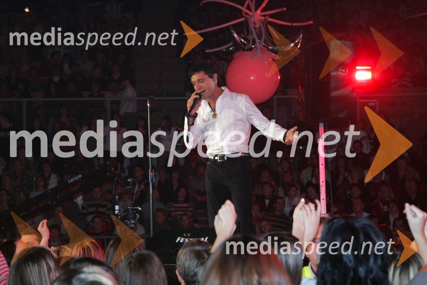 Jasmin Stavros, hrvaški pevec med nastopomRTV NET praznuje