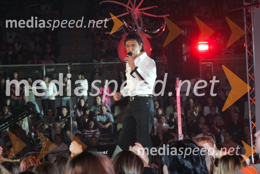 Jasmin Stavros, hrvaški pevec med nastopomRTV NET praznuje