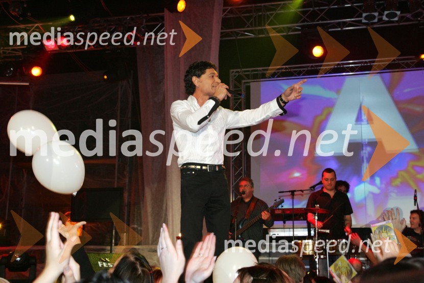 Jasmin Stavros, hrvaški pevec med nastopomRTV NET praznuje