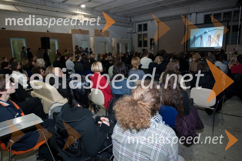 ObiskovalciPecha Kucha v Riko Hišah