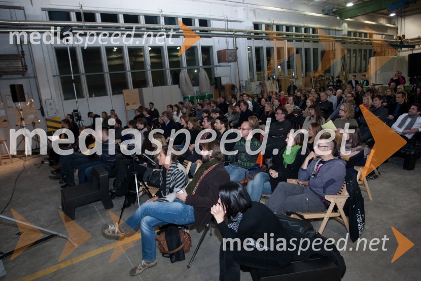 ObiskovalciPecha Kucha v Riko Hišah