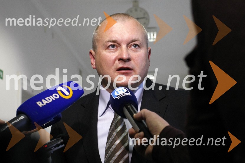 Franc Kangler, župan MOMProtesti pred Mestno občino Maribor