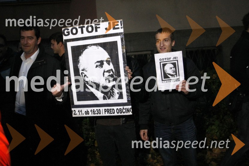 ProtestnikiProtesti pred Mestno občino Maribor