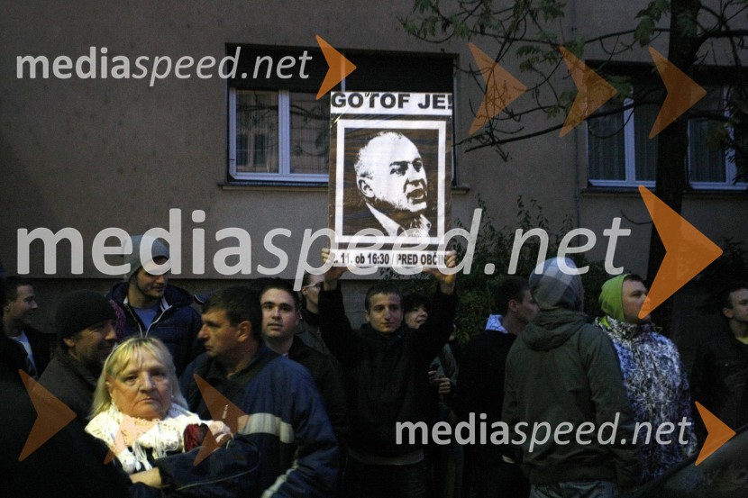 ProtestnikiProtesti pred Mestno občino Maribor