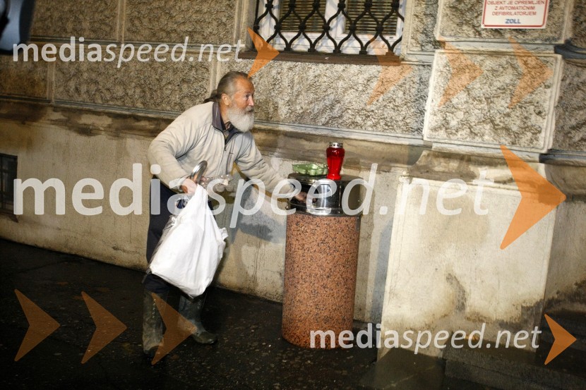 ProtestnikProtesti pred Mestno občino Maribor