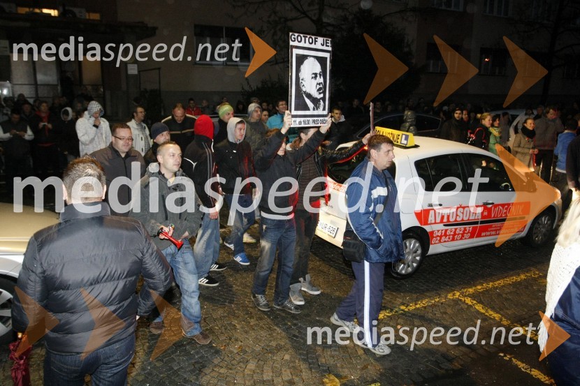 ProtestnikiProtesti pred Mestno občino Maribor
