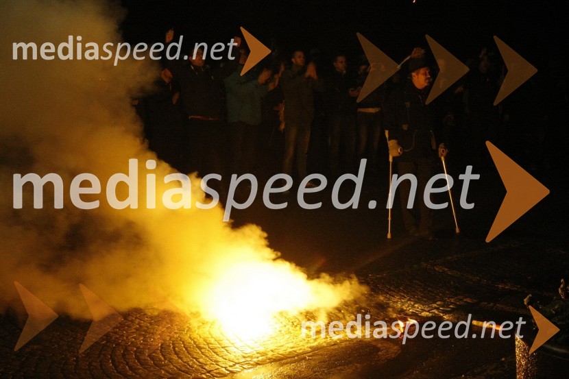 ProtestnikiProtesti pred Mestno občino Maribor