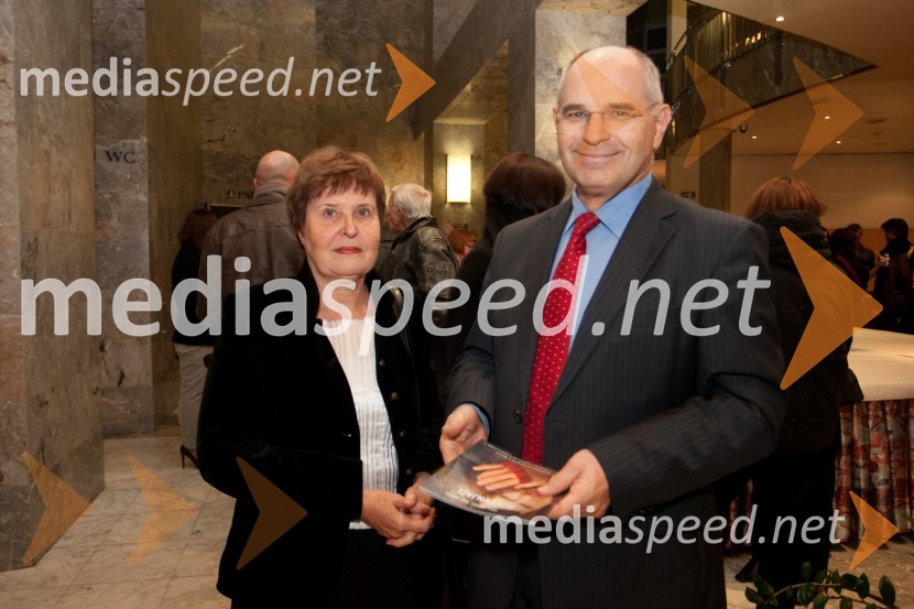 Prof. dr. Zvonko Fišer, generalni državni tožilec s soprogoRokovnjači, premiera v SNG Nova Gorica