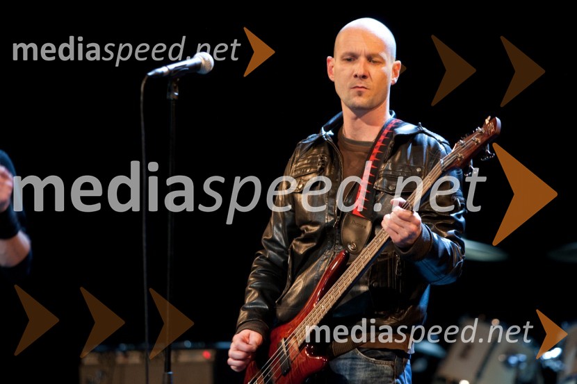 Član skupine NietRokovnjači, premiera v SNG Nova Gorica