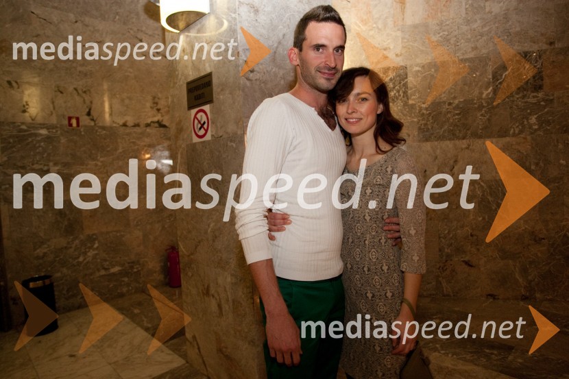 Teo Collori, glasbenik in Arna Hadžialjević, igralkaRokovnjači, premiera v SNG Nova Gorica