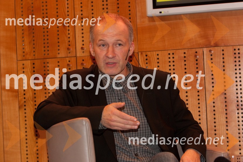 Ali Žerdin, novinarAli Žerdin in Aleksander Lucu, pogovor o omrežjih moči