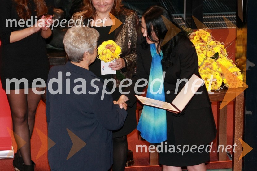 Monika Bizjak, prejemnica Zahvalne listine za dobrotnico leta 2012 ter Patricia Čular, državna sekretarka na Ministrstvu za delo, družino in socialne zadeveLjudje odprtih rok