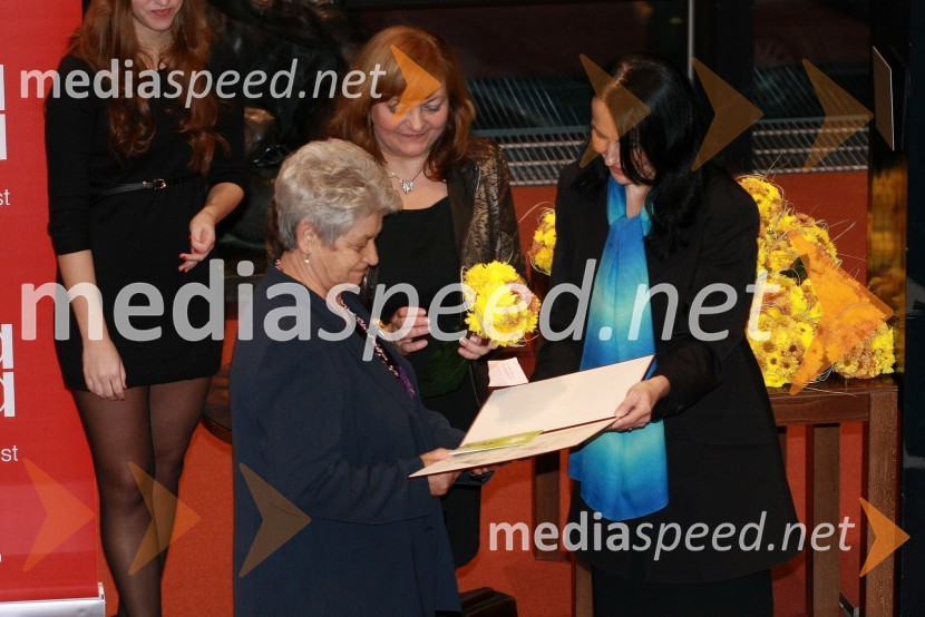 Monika Bizjak, prejemnica Zahvalne listine za dobrotnico leta 2012 ter Patricia Čular, državna sekretarka na Ministrstvu za delo, družino in socialne zadeveLjudje odprtih rok