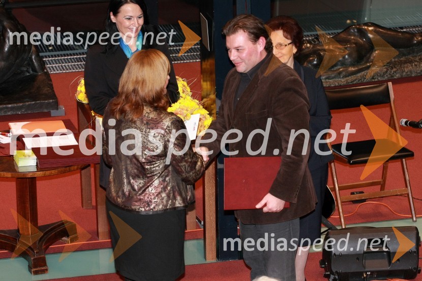 Marta Krpič, glavna in odgovorna urednica revije Naša žena in Robi Erjavec, prejemnik Zahvalne listine za dobrotnika leta 2012Ljudje odprtih rok