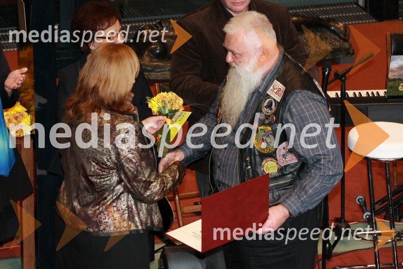 Marta Krpič, glavna in odgovorna urednica revije Naša žena in Niko Žvoklej, prejemnik Zahvalne listine za dobrotnika leta 2012 v imenu Društva Motoristi za MotoristeLjudje odprtih rok