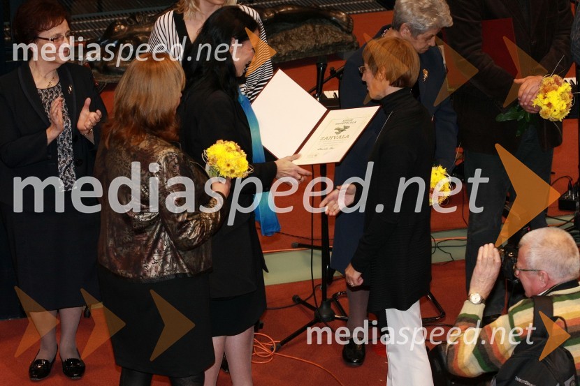 Marta Krpič, glavna in odgovorna urednica revije Naša žena, Patricia Čular, državna sekretarka na Ministrstvu za delo, družino in socialne zadeve ter Darinka Pirc, prejemnica Zahvalne listine za dobrotnico leta 2012Ljudje odprtih rok