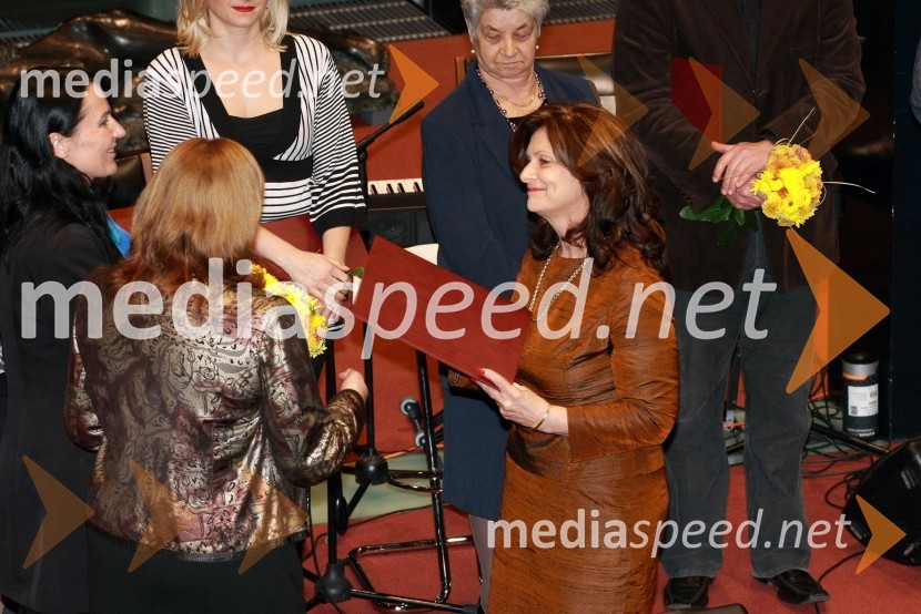 Marta Krpič, glavna in odgovorna urednica revije Naša žena ter  Dragica Marta Sternad, prejemnica Zahvalne listine za dobrotnico leta 2012Ljudje odprtih rok