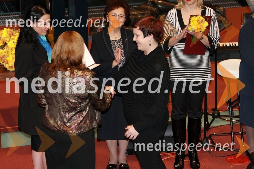 Patricia Čular, državna sekretarka na Ministrstvu za delo, družino in socialne zadeve, Marta Krpič, glavna in odgovorna urednica revije Naša žena ter Nina Berložnik, prevzemnica nagrade Društva srčnih mamic za dobrotnico leta 2012Ljudje odprtih rok