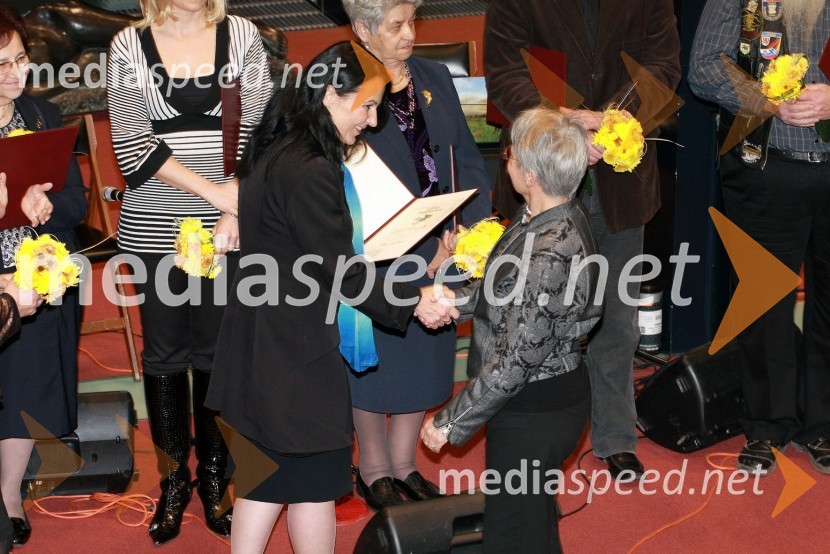 Patricia Čular, državna sekretarka na Ministrstvu za delo, družino in socialne zadeve ter Mojca Marinček, prevzemnica nagrade Zahvalne listine za dobrotnico leta 2012Ljudje odprtih rok