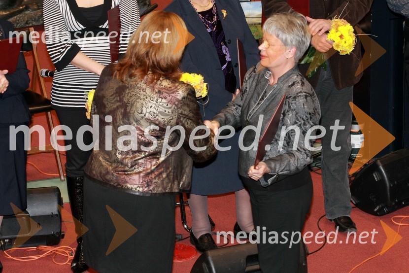 	Marta Krpič, glavna in odgovorna urednica revije Naša žena  ter Mojca Marinček, prevzemnica nagrade Zahvalne listine za dobrotnico leta 2012Ljudje odprtih rok