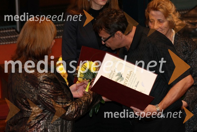 Marta Krpič, glavna in odgovorna urednica revije Naša žena ter Vojko Korošec, prejemnik Zahvalne listine za izjemno osebnost leta 2012Ljudje odprtih rok