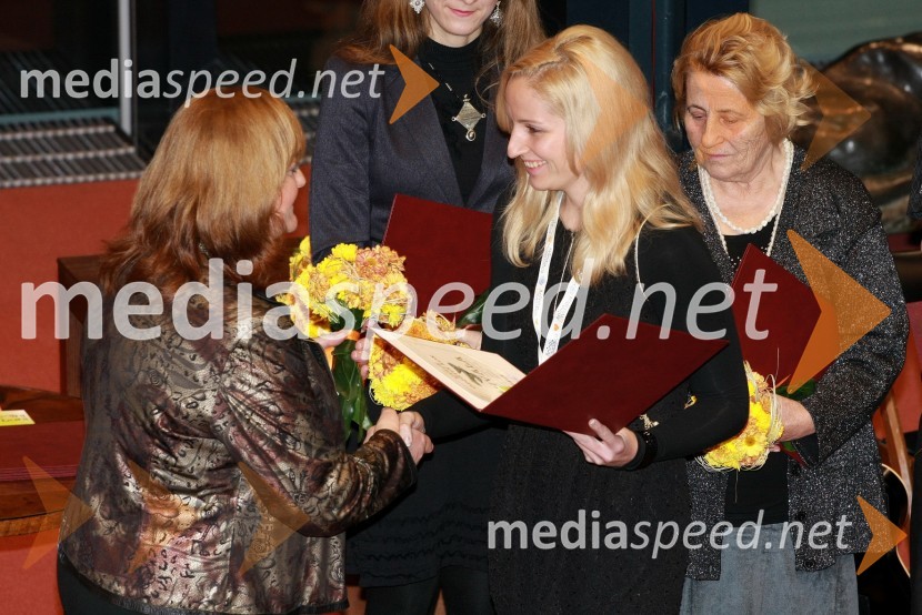 Marta Krpič, glavna in odgovorna urednica revije Naša žena ter Ana Lukner , prejemnica Zahvalne listine za izjemno osebnost leta 2012Ljudje odprtih rok