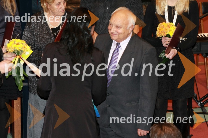 Patricia Čular, državna sekretarka na Ministrstvu za delo, družino in socialne zadeve ter Danijel Mižigoj, prejemnik Zahvalne listine za izjemno osebnost leta 2012Ljudje odprtih rok