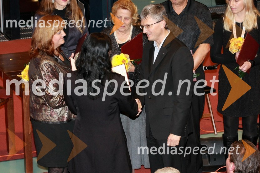Marta Krpič, glavna in odgovorna urednica revije Naša žena, Patricia Čular, državna sekretarka na Ministrstvu za delo, družino in socialne zadeve ter Franci Pliberšek, prejemnik Zahvalne listine za izjemno osebnost leta 2012Ljudje odprtih rok