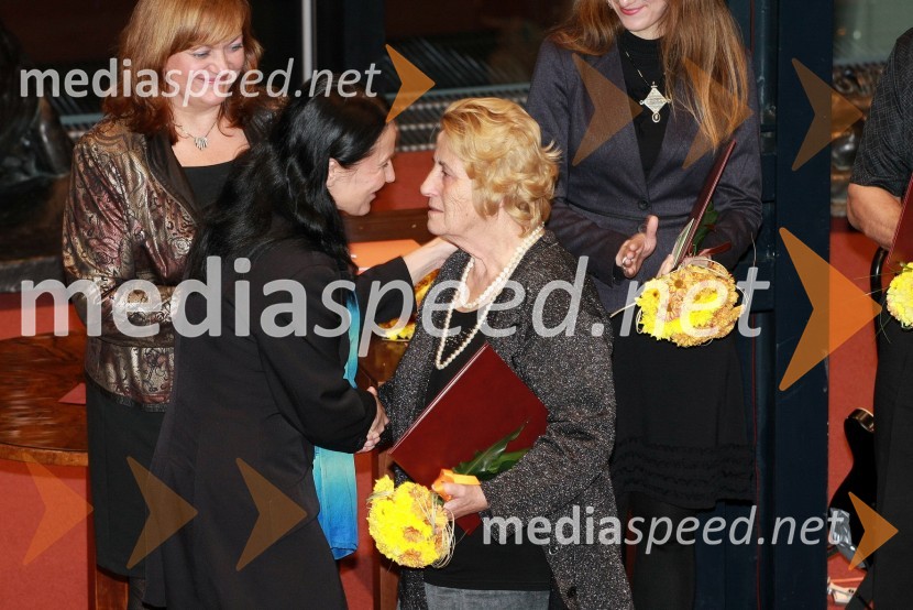 Patricia Čular, državna sekretarka na Ministrstvu za delo, družino in socialne zadeve ter Pavlina Hrovat, prejemnica nagrade Izjemna osebnost leta 2012Ljudje odprtih rok