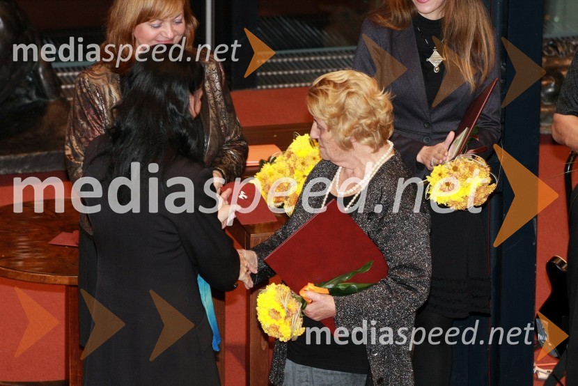 Patricia Čular, državna sekretarka na Ministrstvu za delo, družino in socialne zadeve ter Pavlina Hrovat, prejemnica nagrade Izjemna osebnost leta 2012Ljudje odprtih rok