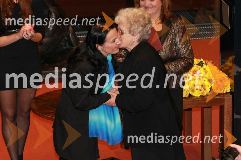 Patricia Čular, državna sekretarka na Ministrstvu za delo, družino in socialne zadeve ter Viktorija Dabič, prejemnica nagrade dobri človek leta 2012Ljudje odprtih rok