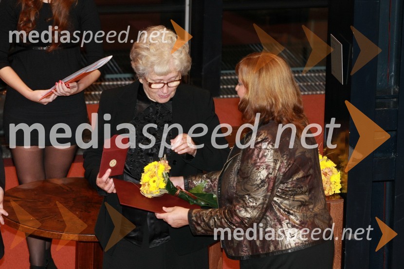 Viktorija Dabič, prejemnica nagrade dobri človek leta 2012 ter Marta Krpič, glavna in odgovorna urednica revije Naša žena
  	
  	Ljudje odprtih rok