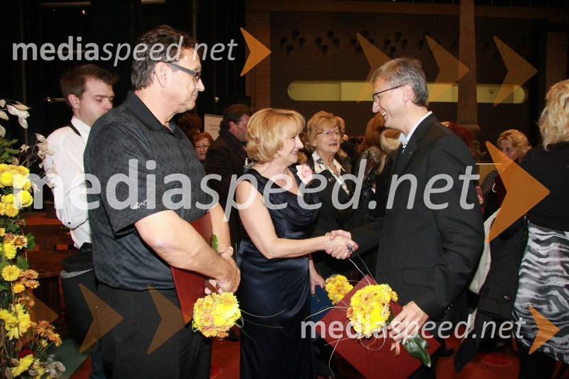 Vojko Korošec, prejemnik Zahvalne listine za izjemno osebnost leta 2012, Ida Baš, povezovalka dogodka ter Franci Pliberšek, prejemnik Zahvalne listine za izjemno osebnost leta 2012Ljudje odprtih rok