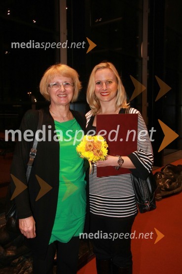 	Alja Novak Virjent, prejemnica Zahvalne listine za dobrotnico leta 2012 in mama BojanaLjudje odprtih rok