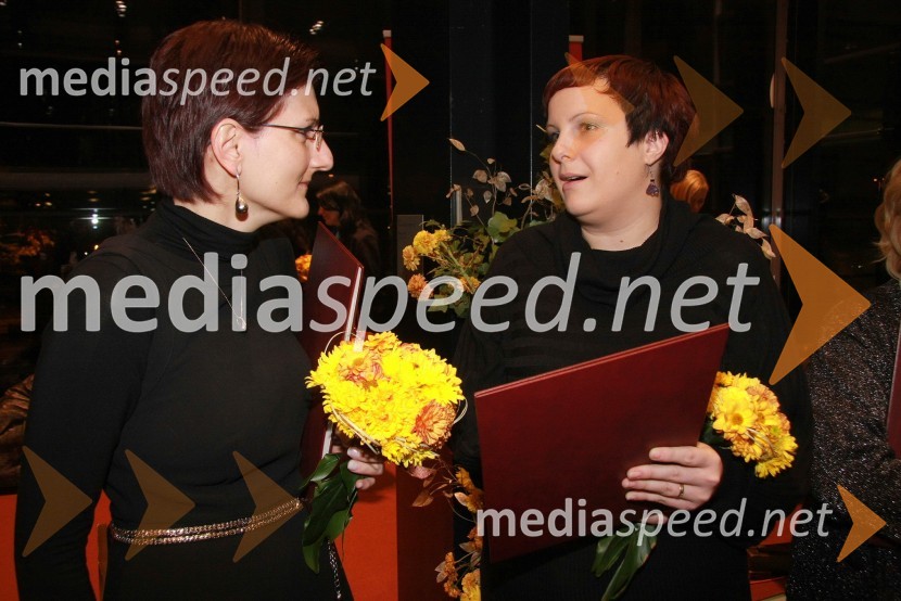 Tanja Harej, prejemnica nagrade za Darovalca leta 2012 v imenu podjetja Pipistrel in Nina Berložnik, prevzemnica nagrade Društva srčnih mamic za dobrotnico leta 2012Ljudje odprtih rok