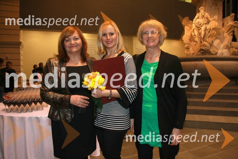 Marta Krpič, glavna in odgovorna urednica revije Naša žena, Alja Novak Virjent, prejemnica Zahvalne listine za dobrotnico leta 2012 in mama BojanaLjudje odprtih rok