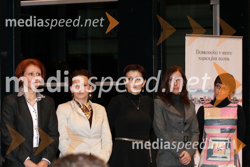 Vanda Dolenc, prejemnica Zahvalne listine za Darovalca leta 2012 v imenu podjetja Bayer Slovenija, Jasmina Roter, prejemnica Zahvalne listine za Darovalca leta 2012 v imenu fundacije Utrip Humanosti, Tanja Harej, prejemnica nagrade za Darovalca leta 2012 v imenu podjetja Pipistrel, Urša Mihajlovič, prejemnica Zahvalne listine za Darovalca leta 2012 v imenu podjetja SAP Slovenija in Tanara Valenčič,  prejemnica Zahvalne listine za Darovalca leta 2012 v imenu podjetja Si.mobil
Ljudje odprtih rok