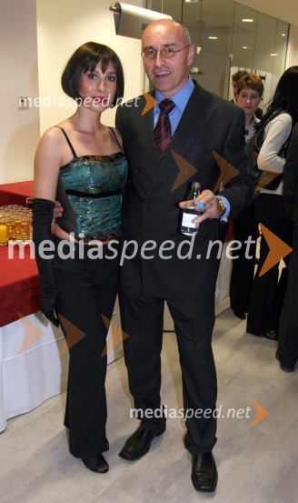 Tina Gorenjak, igralka in Andrej Hajdinjak, direktor Porsche Maribor   
 
Porsche Maribor, otvoritev salona vozil Audi