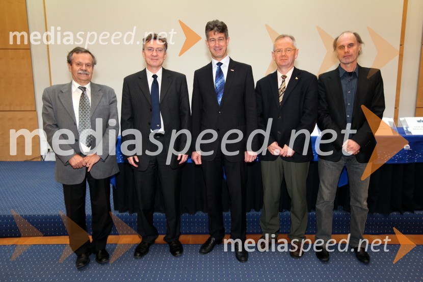 Prof. dr. Radovan Stanislav Pejovnik, rektor Univerze v Ljubljani, prof. dr. Danijel Rebolj, rektor Univerze v Mariboru, prof. dr. Harald Kainz, rektor TU Graz, prof. dr. Danilo Zavrtanik, rektor Univerze v Novi Gorici, prof. dr. Dragan Marušič, rektor Univerze na PrimorskemObisk rektorja TU Graz prof. dr. Haralda Kainza in zasedanje Slovenske rektorske konference