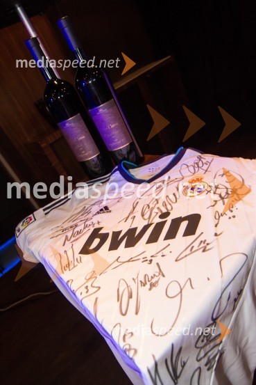 	Uradni dres nogometne ekipe FC Real Madrid z podpisi igralcevTradicionalna dobrodelna večerja in licitacija Rotaract Cluba Maribor