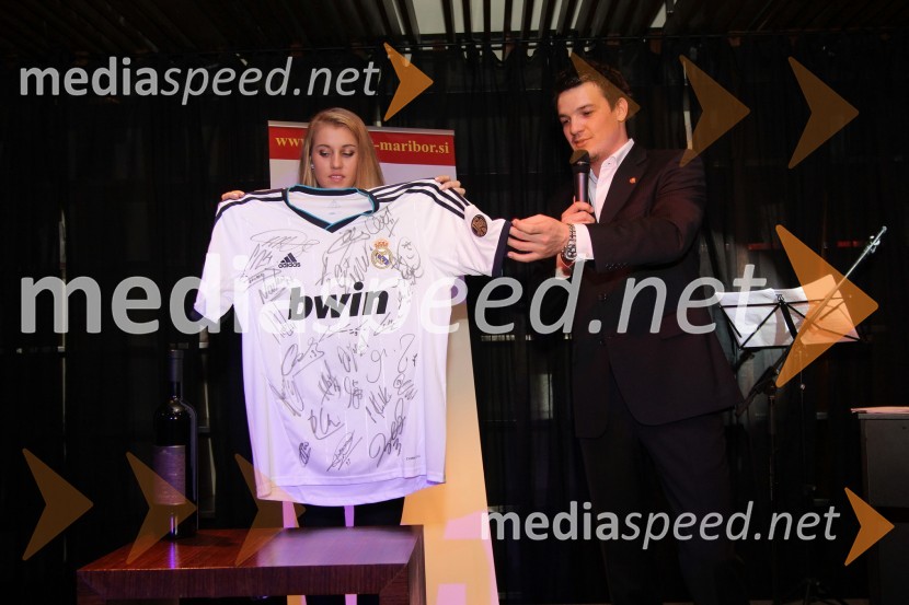 Tajda Lah, hostesa, uradni dres nogometne ekipe FC Real Madrid z podpisi igralcev ter Mitja Šeško član Rotaract Cluba MariborTradicionalna dobrodelna večerja in licitacija Rotaract Cluba Maribor
