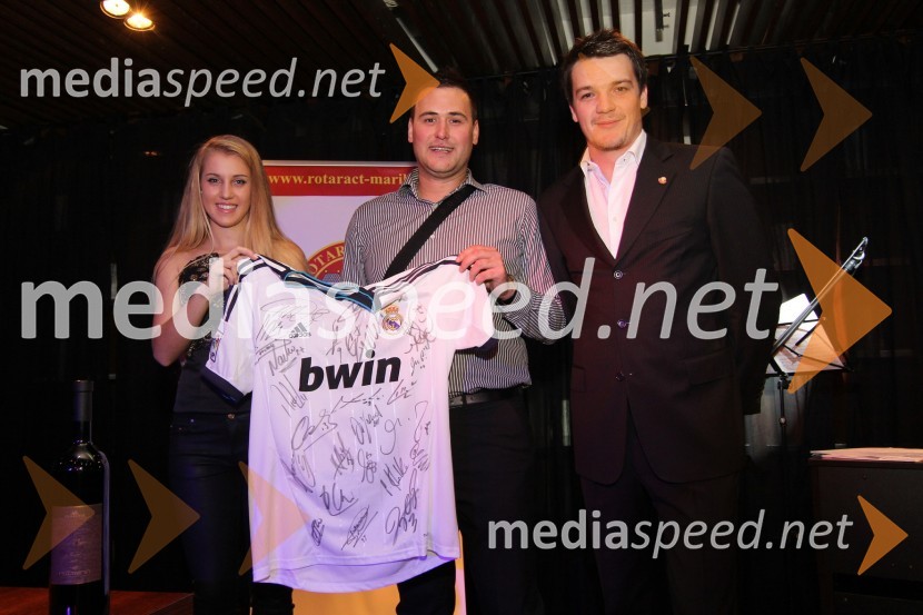 Tajda Lah, hostesa, uradni dres nogometne ekipe FC Real Madrid z podpisi igralcev, Aleš Borko ter Mitja Šeško član Rotaract Cluba MariborTradicionalna dobrodelna večerja in licitacija Rotaract Cluba Maribor
