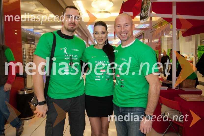 Črt Slavec, fotograf, Iris Mulej, Miss Slovenije 2006 in Miran Stanovnik, motoristPromocija boja proti nasilju nad ženskami z Ekipo za nenasilje