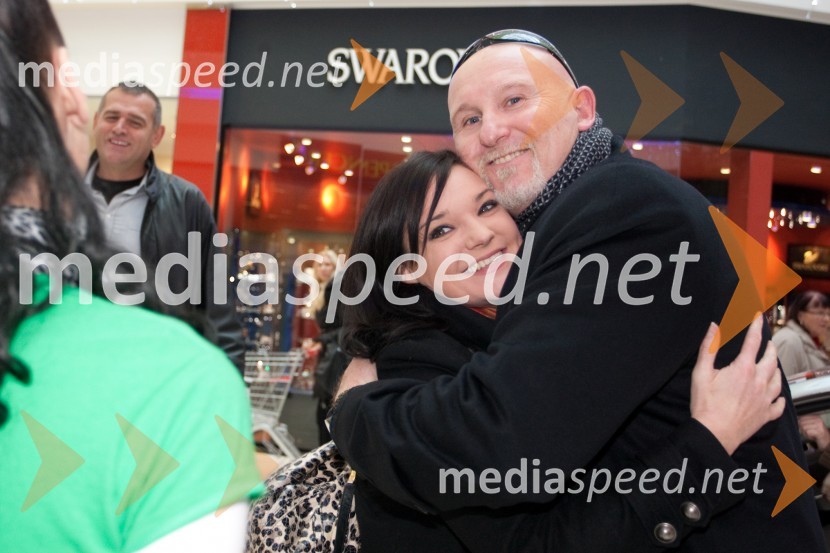 Alenka Gotar, operna pevka in Nenad Milikič, telesni stražarPromocija boja proti nasilju nad ženskami z Ekipo za nenasilje