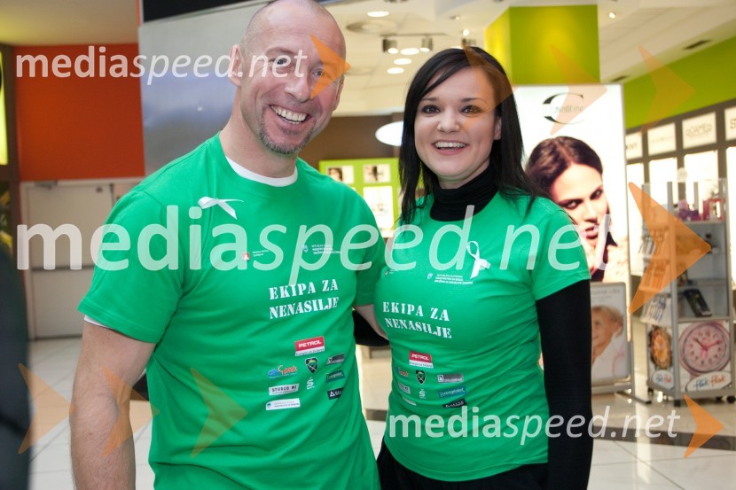 Miran Stanovnik, motorist in Alenka Gotar, operna pevkaPromocija boja proti nasilju nad ženskami z Ekipo za nenasilje