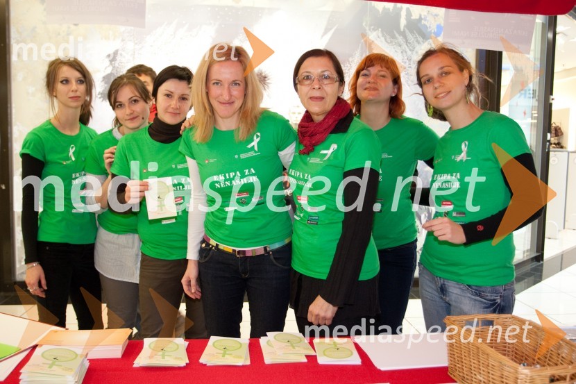 Strokovne delavke in prostovoljke Društva Ženska svetovalnicaPromocija boja proti nasilju nad ženskami z Ekipo za nenasilje