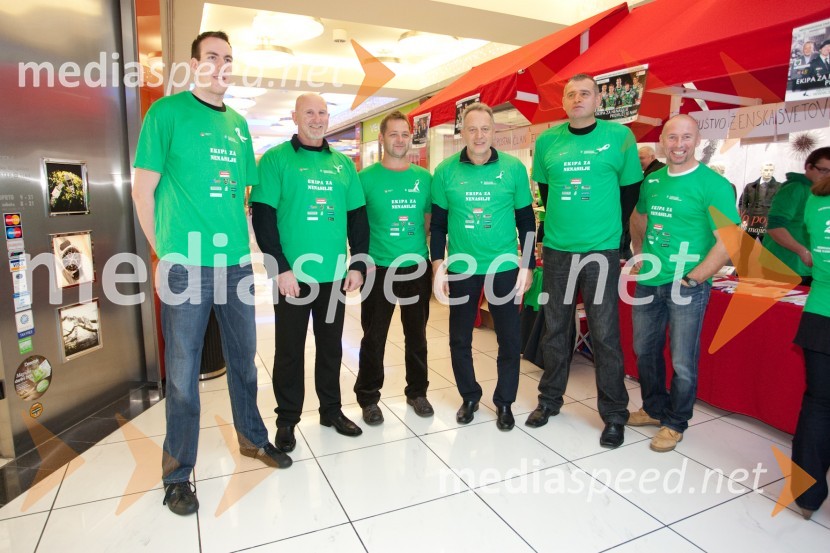 Urban Gorjanc, košarkaš Nenad Milikič, telesni stražar, Dani Bavec, voditelj, Zmago Sagadin, trener. Slavko Kotnik, košarkaš in Miran Stanovnik, motoristPromocija boja proti nasilju nad ženskami z Ekipo za nenasilje