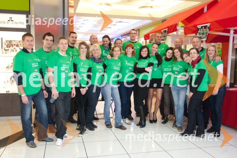 Ekipa za nenasilje in strokovne delavke ter sodelavke Društva Ženska svetovalnicaPromocija boja proti nasilju nad ženskami z Ekipo za nenasilje